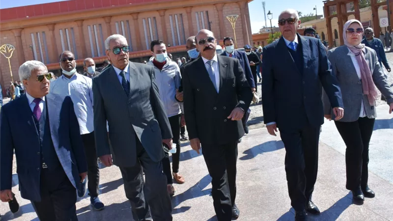في العيد القومى الـ 51 .. محافظ أسوان يقوم بإيقاد الشعلة برمز الصداقة