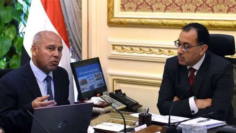 تفاصيل اجتماع رئيس الوزراء مع وزير النقل ورئيس مجلس إدارة الهيئة العامة للطرق والكباري