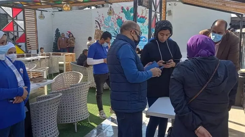 محافظ أسيوط يعلن استمرار قوافل التوعية وتطعيم المواطنين ضد فيروس كورونا