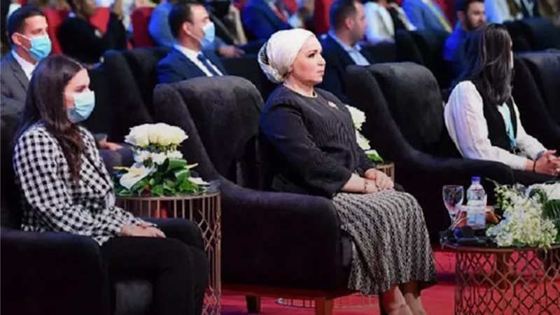 صفحة «منتدى شباب العالم» تستعرض صورا من مشاركة السيدة انتصار السيسى خلال مشاركتها في جلسات المنتدى