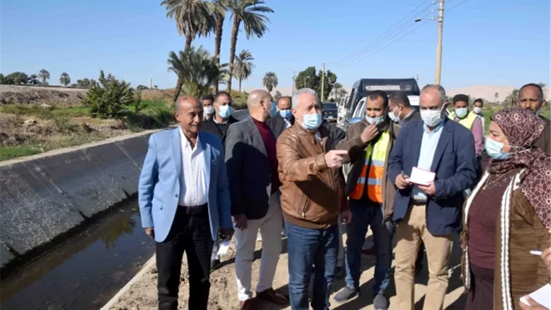 محافظ الأقصر يتفقد عددا من مشروعات حياة كريمة بإسنا