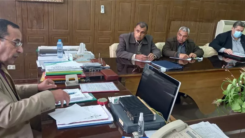 محافظ شمال سيناء يستمع للجنة المرور علي قرية الخروبة