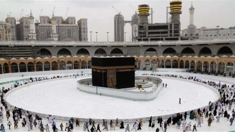هل الكلام أثناء الطواف..جائز؟..الإفتاء تجيب