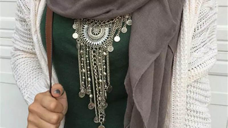 ارتداء العقد أو الساعة للمرأة..ما حكمه؟..الإفتاء تجيب