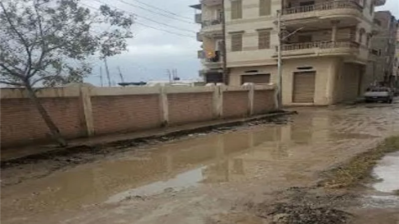 اختلاط الصرف الصحي بمياه الأمطار دمرت شوارع مدينة برج البرلس