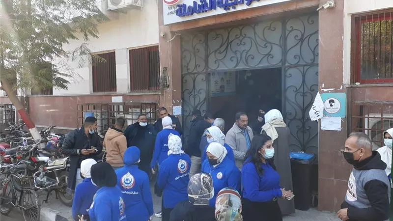 وكيل وزارة الصحة بأسيوط يقوم بتوزيع الكمامات على المواطنين