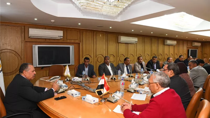 سكرتير عام قنا يلتقى بالمتقدمين لشغل وظيفة نائب رئيس مدينة