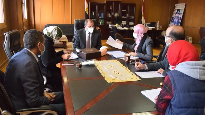 رئيس جامعة بني سويف يتفقد الامتحانات بكليتي العلاج الطبيعي والتمريض