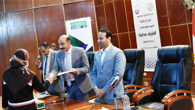 محافظ أسوان يعطى إشارة البدء لأول محطة متنقلة لتموين السيارات بالغاز الطبيعى وربط ذلك بمشروع الهوية البصرية