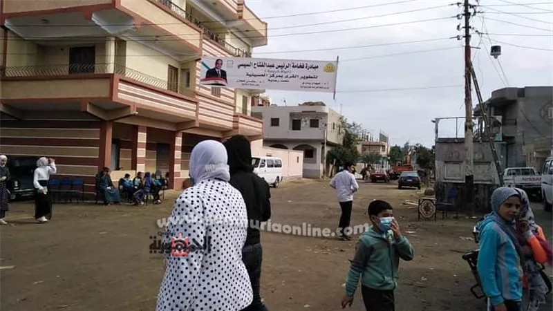 أبناءجامعة الزقازيق تحت مياه الأمطار يباشرون أعمال القافلة الطبية التنموية بقرية النجيحى صور