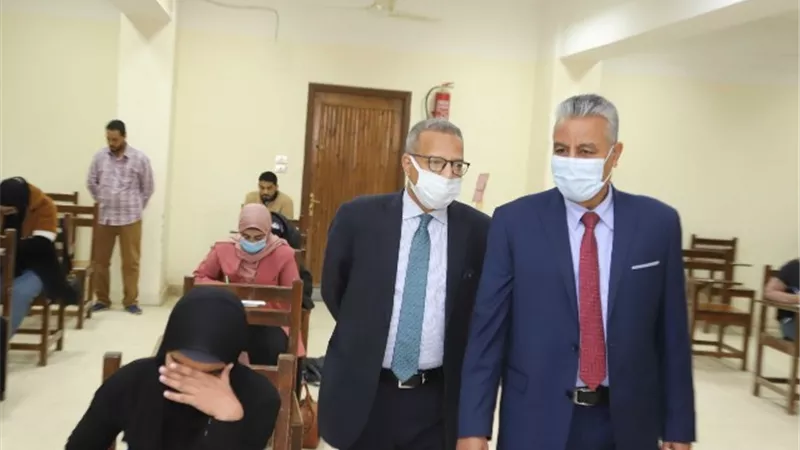 رئيس جامعة جنوب الوادى يتفقد لجان الامتحانات بعدد من الكليات.. بالصور