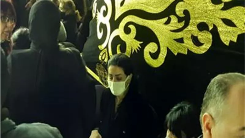 وفاء عامر وطارق الشناوى فى عزاء الابراشي.. صور
