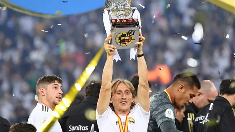 ريال مدريد يتوج بكأس السوبر الأسبانى بالفوز بثنائية نظيفة فى شباك أتلتكو