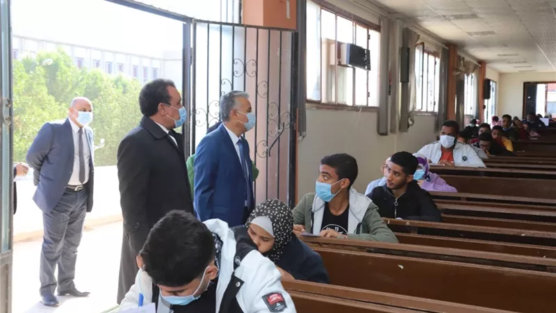 رئيس جامعة جنوب الوادي يتفقد لجان الامتحانات بتسع كليات