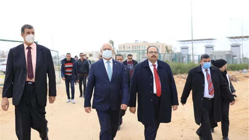 سوسه يطلع على نسبة الانجاز فى مشروع جامعة بنها الأهلية بالعبور
