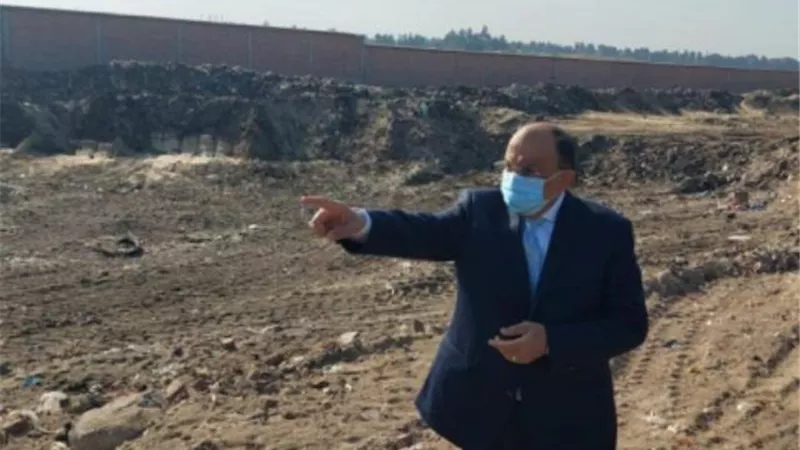 شعراوى يتفقد أعمال رفع تراكمات القمامة ومخلفات الهدم والبناء فى محيط محطة الصرف الصحى بالخانكة