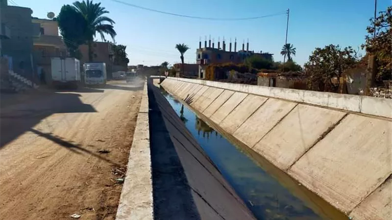 تبطين وتأهيل ترع ومصارف سوهاج..صور