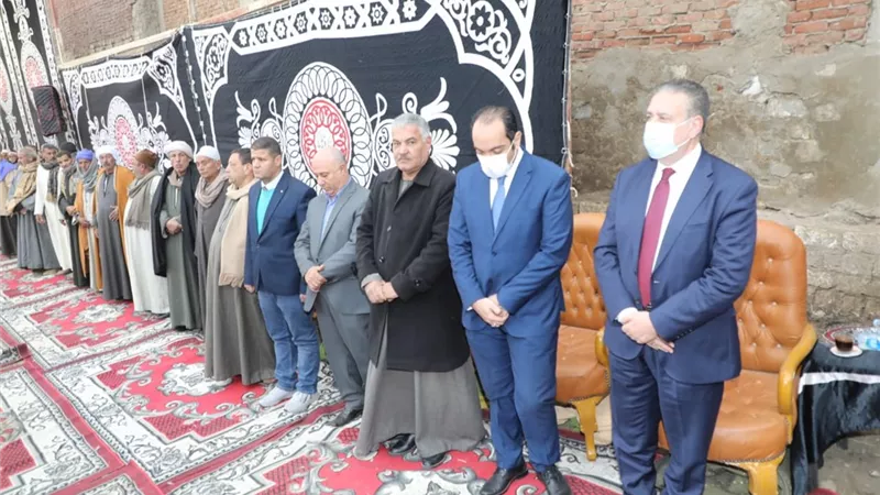 بالصور: محافظ المنوفية يتلقي واجب العزاء في شهداء عزبة التفتيش