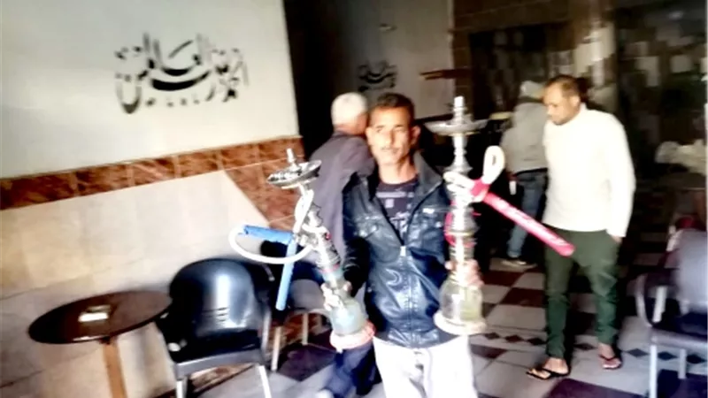 رئيس مدينة الأقصر يصادر ٢٠ شيشة أثناء مروره على المقاهى بمنطقة حى المطار