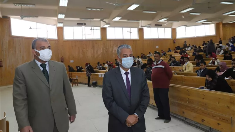 رئيس جامعة جنوب الوادي يتفقد امتحانات كليات التجارة والعلوم والآداب والتمريض