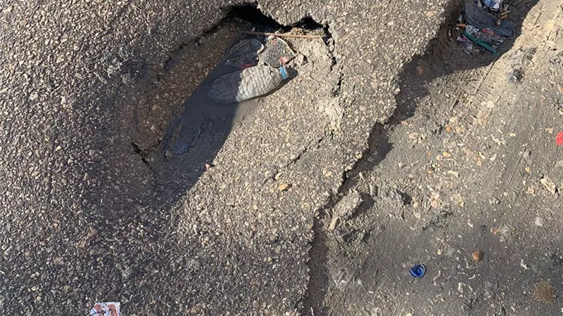 إصلاح هبوط أرضي في حي ثالث الإسماعيلية..صور
