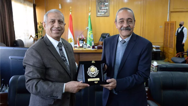 محافظ الإسماعيلية يستقبل رئيس الأكاديمية العربية للعلوم والتكنولوجيا والنقل البحرى