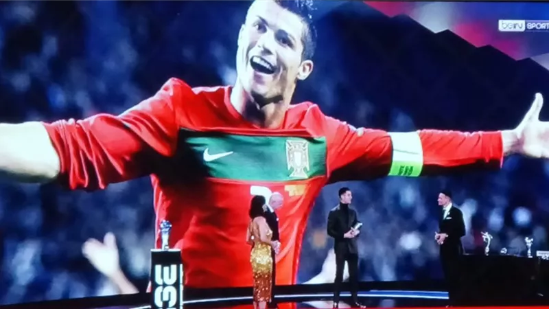 رونالدو يتوج بجائزة الفيفا الخاصة في حفل 