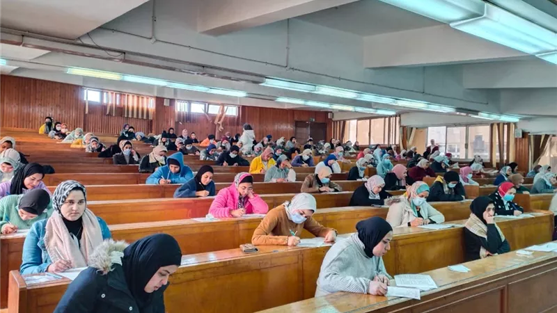 نائب رئيس جامعة الزقازيق يتفقد الامتحانات بكلية التربية الرياضية بنات