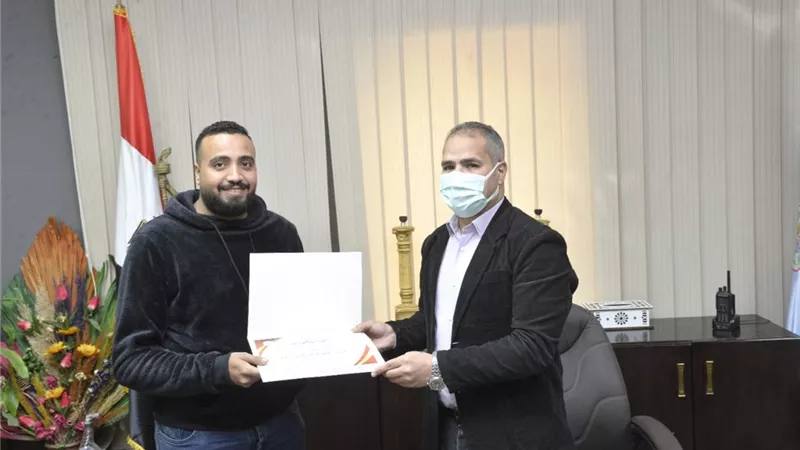 نائب محافظ أسيوط يكرم فريق عمل منظومة الشكاوى الموحدة التابعة لـ