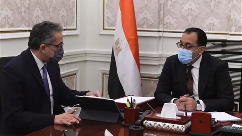 رئيس الوزراء يتابع مع وزير السياحة والآثار ملفات عمل الوزارة