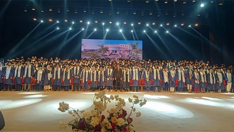 الجامعة المصرية الروسية تحتفل بتخريج دفعتين من كلية طب الفم والأسنان.. بالفيديو