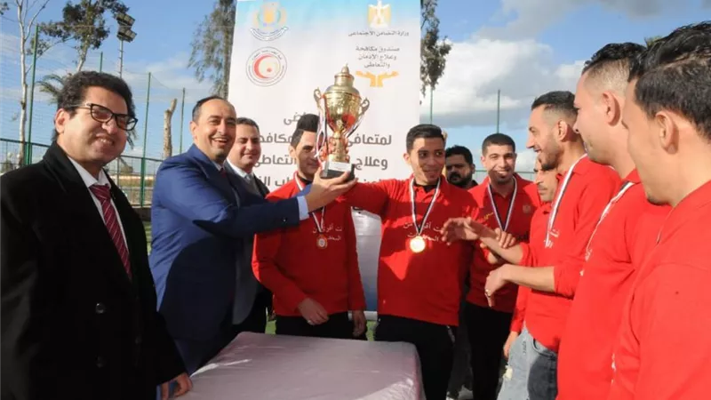 تخريج 75 متعافي جديد من تعاطى المخدرات بفرع الخط الساخن لمكافحة الإدمان بطب المنصورة