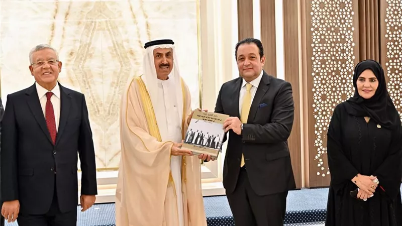 علاء عابد يهدي رئيس المجلس الوطني الاتحادي الإماراتي كتاب عن الشيخ زايد