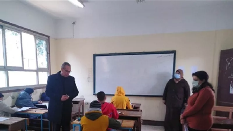 مدير التعليم بالقليوبية يتفقد امتحانات صفوف النقل بمدارس بنها.. ويحيل عامل للتحقيق