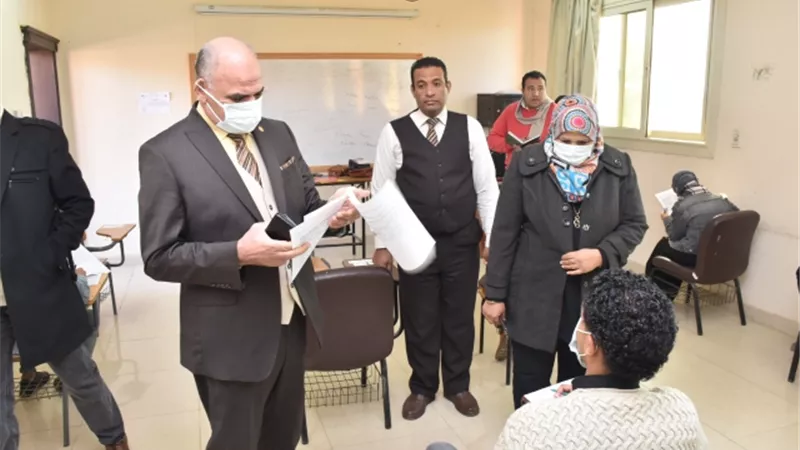 رئيس جامعة الأقصر يتابع امتحانات فى كلية الألسن.. بالصور