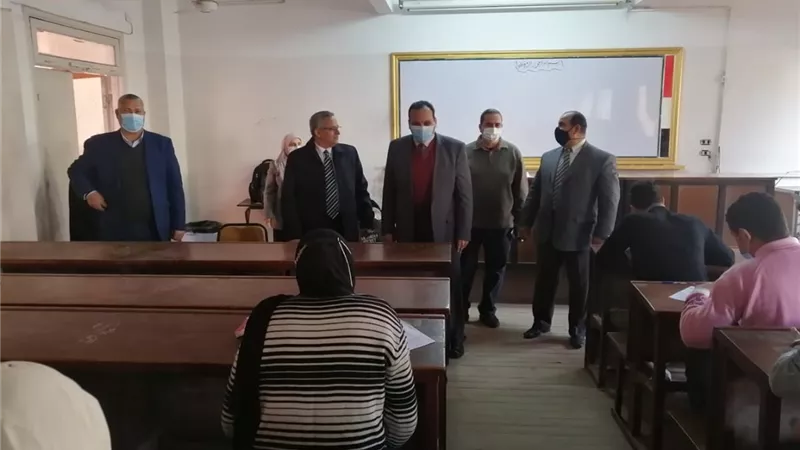 نائب رئيس جامعة بنها يتابع سير الامتحانات بكليات التربية والنوعية والعلوم