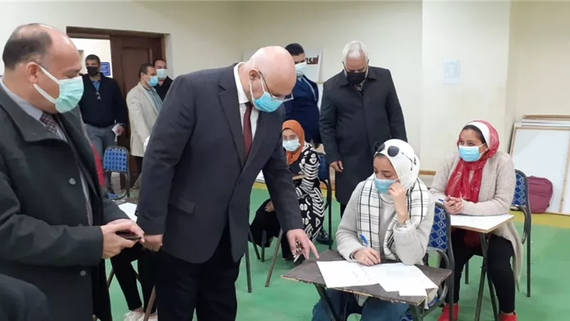 رئيس جامعة بنها يشدد على الالتزام بالإجراءات الإحترازية خلال أعمال الامتحانات