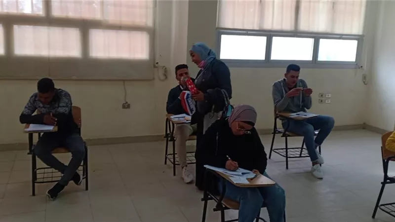 استاذه بكلية اعلام قنا توزع الشيكولاته على الطلاب اثناء الامتحانات