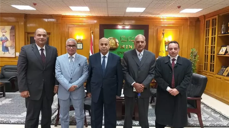 رئيس جامعة المنيا يجتمع مع عميد الهندسة والوكلاء الجدد