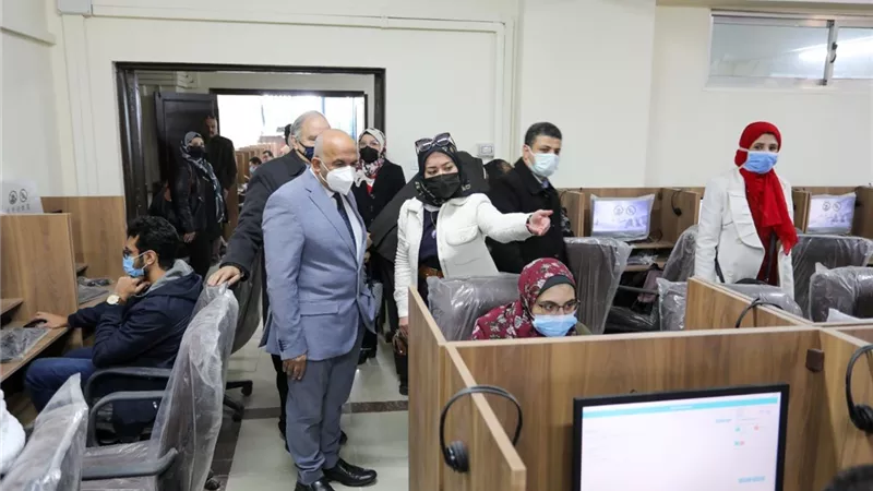 نائب رئيس جامعة الزقازيق يشهد عقد الإختبارات الإلكترونية التجريبية الأولى