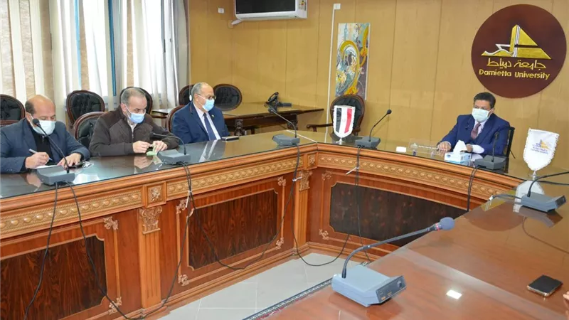 جامعة دمياط تقدم مشروعات بحثية لخدمة قضايا المحافظة..صور