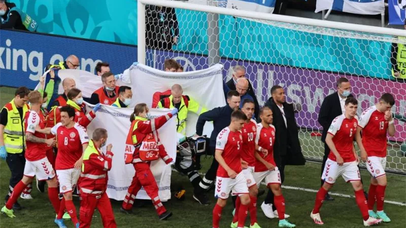 موامبا يكشف سبب تصريحاته بشأن القلق على عودة إريكسن للملاعب