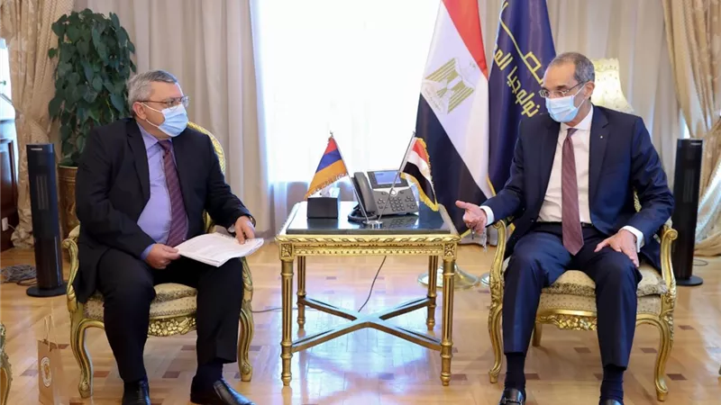 بالصور .. طلعت يستقبل سفير أرمينيا لبحث تعزيز التعاون فى مجالات الاتصالات