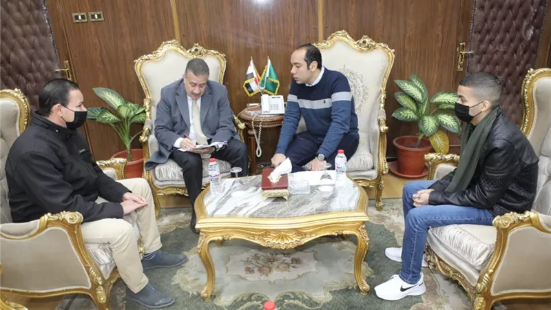 محافظ المنوفية يلتقي الشاب محمد فريد 