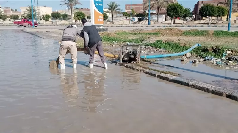 محافظ مطروح يتابع إزالة تجمعات مياة الامطار من شوارع المدن