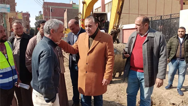محافظ المنيا ورؤساء المدن يتابعون ميدانيا تنفيذ مشروعات حياة كريمة بالقرى