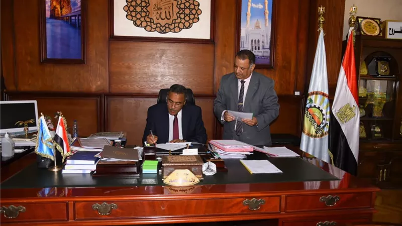 محافظ مطروح يعفي الطلاب المتحررين من الامية من مصاريف المدارس
