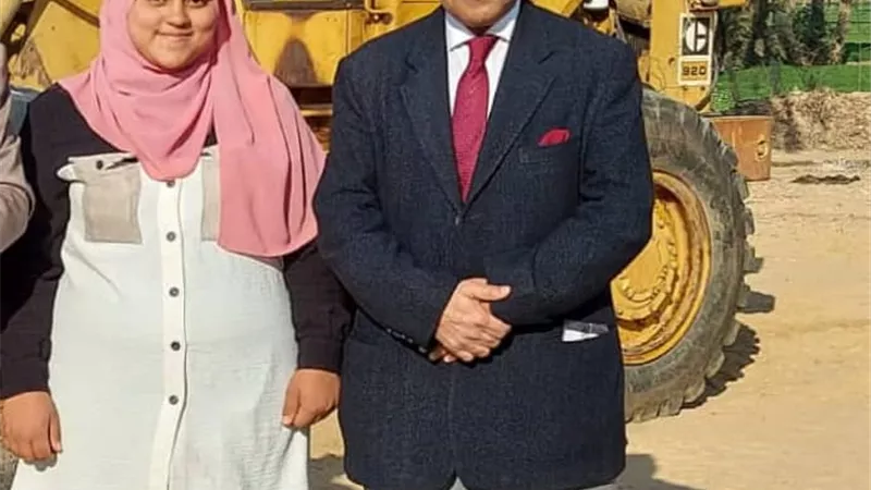 اية ملوى..طالبة بالثانوى تقود لودر للانفاق على اسرتها