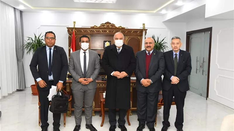 الداودي يلتقى ممثلى هيئة الإستثمار والمناطق الحرة لبحث سُبل تنمية الإستثمار في قنا