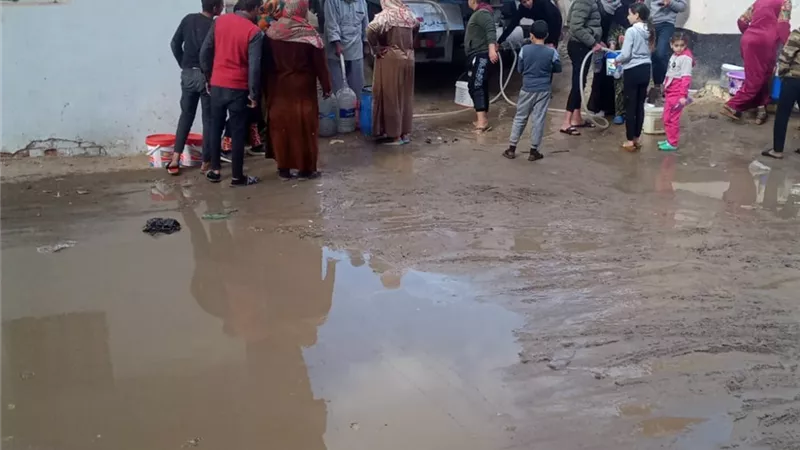 سيارات مياه لعزبة الصفيح في الإسماعيلية لحين إصلاح المحطة ..صور